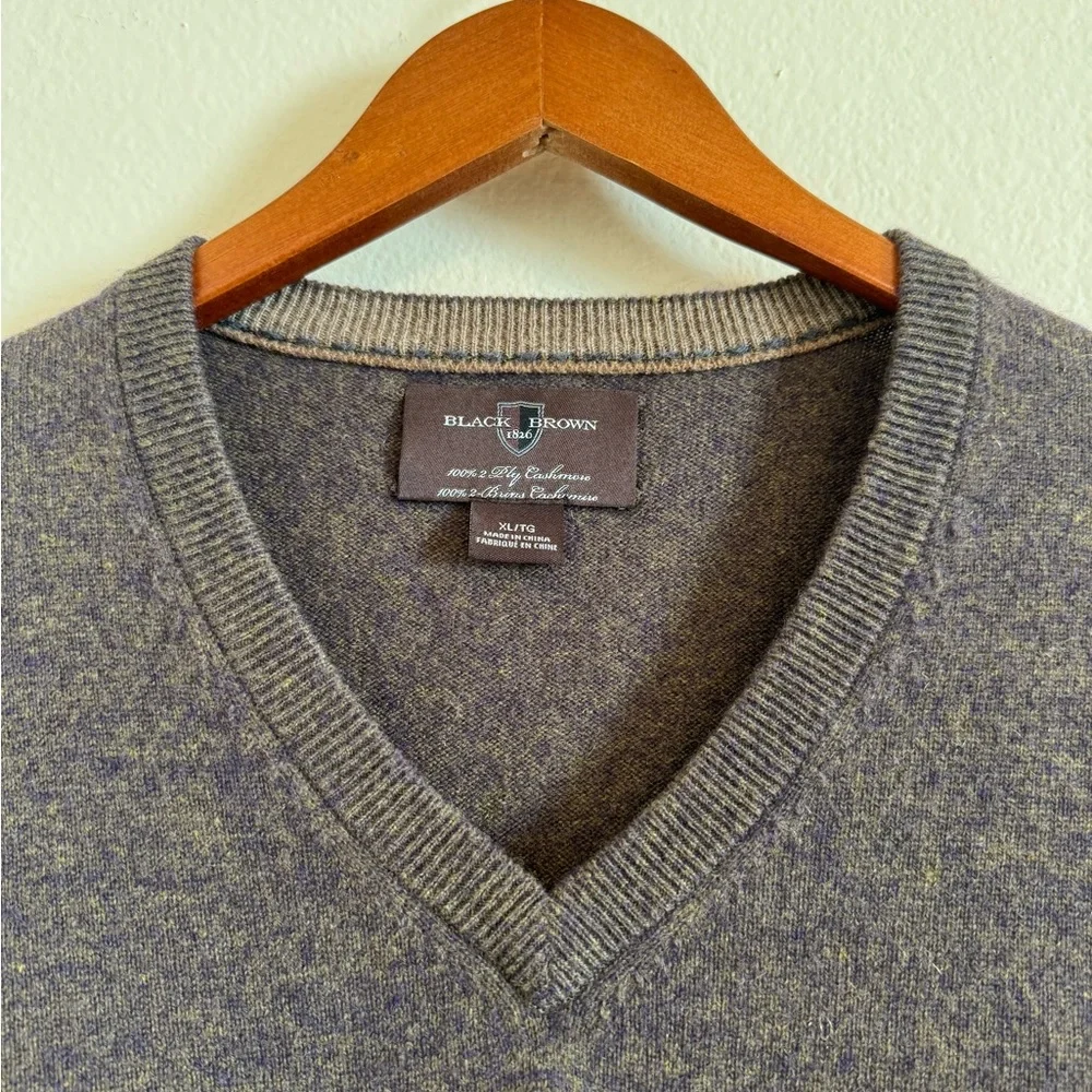 Black Brown 1826 Men’s v-neck cashmere sweater